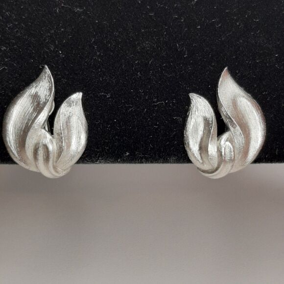 CROWN TRIFARI Vtg Clip-On Earrings Silver-Tone Swirl asymmetrical - Picture 1 of 9